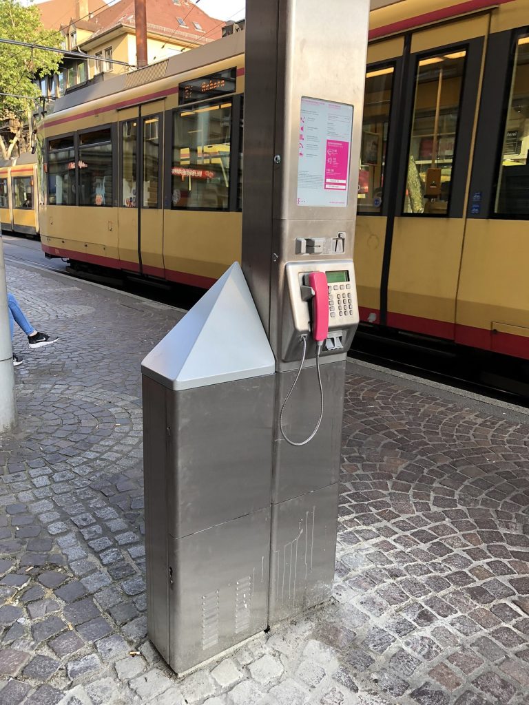 Moderne Telefonsäule mit LTE-Small-Cell-Erweiterung und WiFi-Hotspot